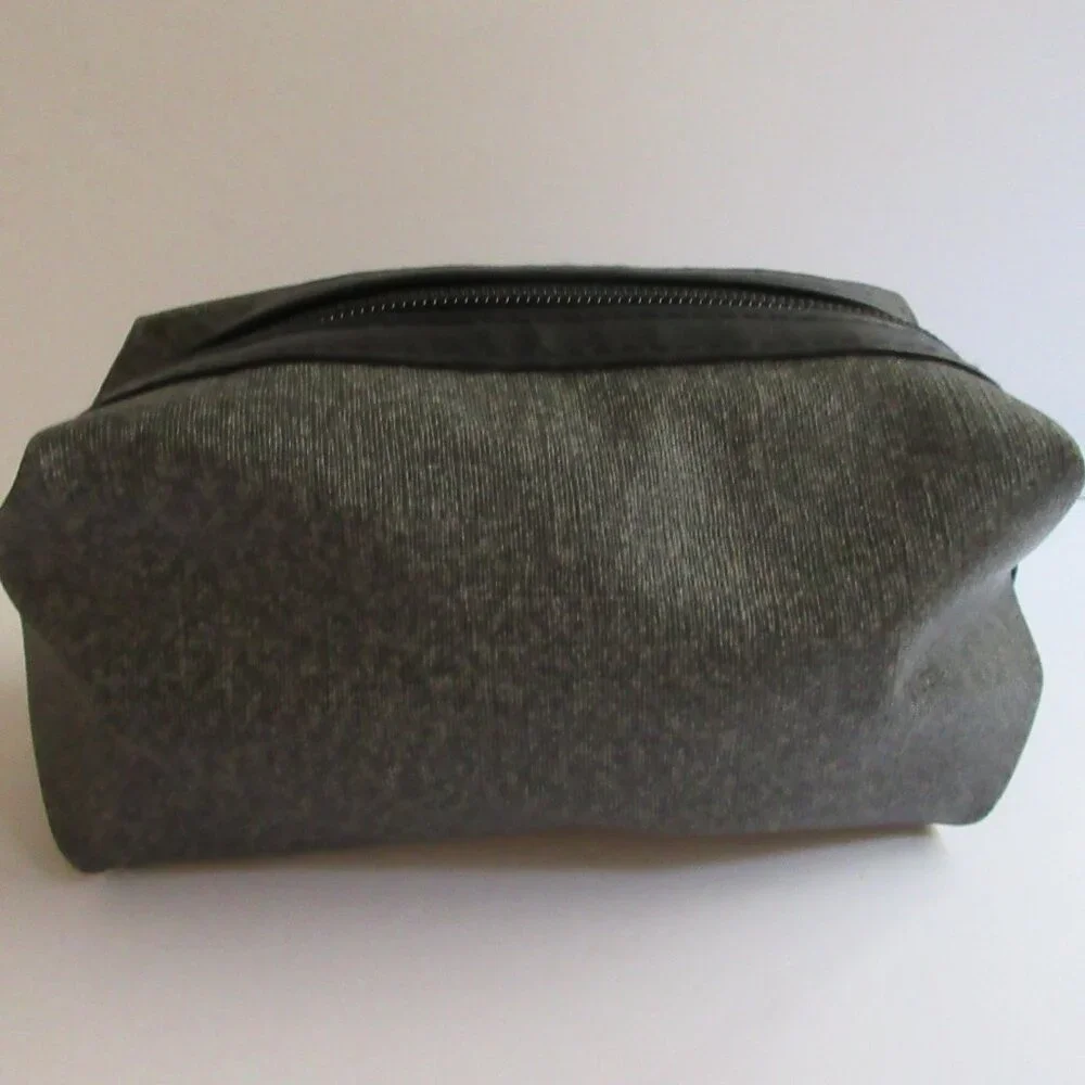 TUMI Delta Air Travel Cosmetic Makeup Case Bag Eye Mask Gray Amenity Kit Zip Top